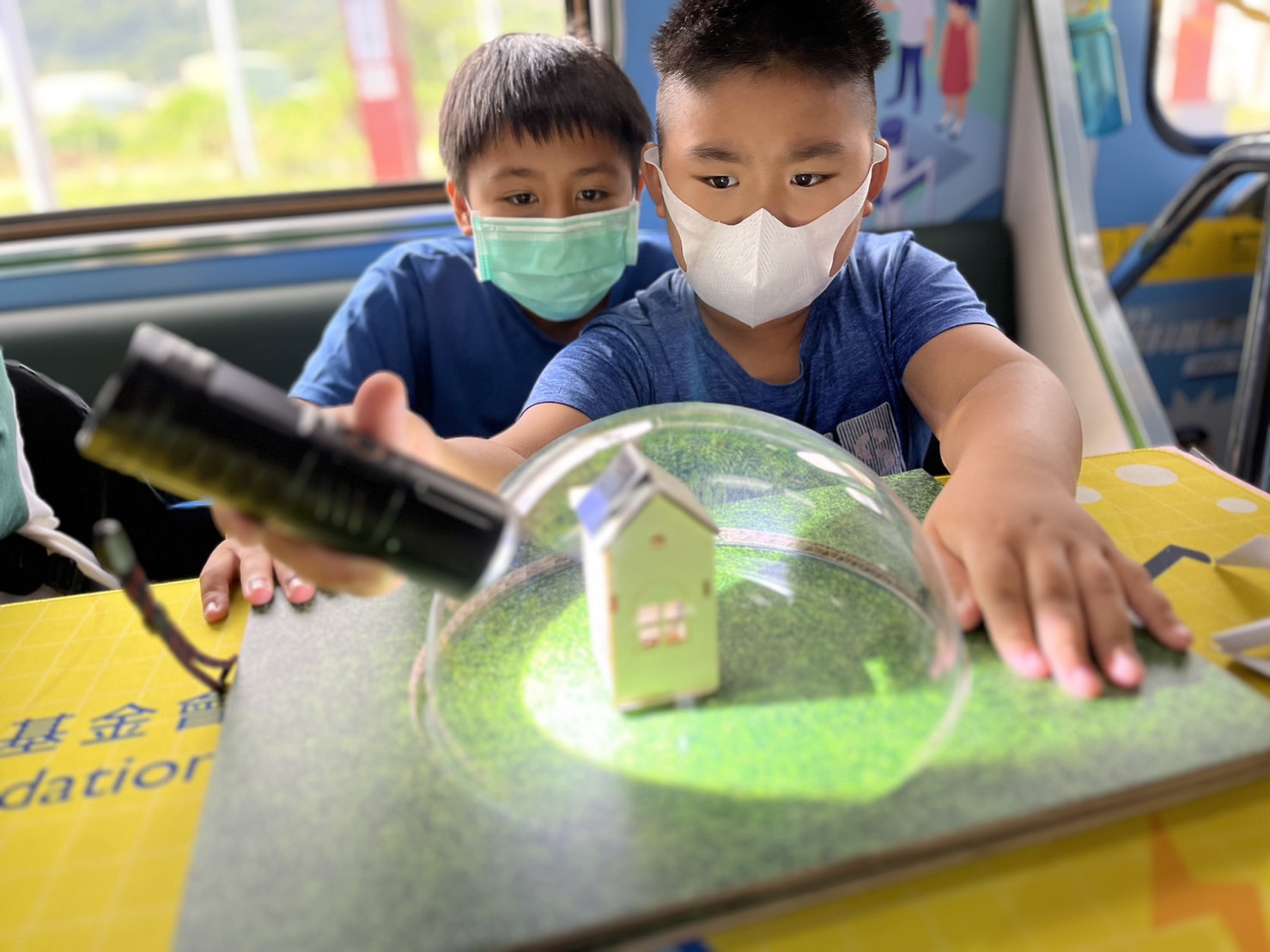 AGGAME參與基礎科學主題車廂，以STEAM教學精神，設計「逐日科學家」、「太陽能工程師」以及「淨零建築師」三大能源科普課程和實驗